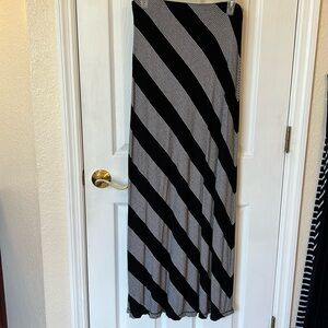 Max Studio black & white maxi skirt ladies size medium
